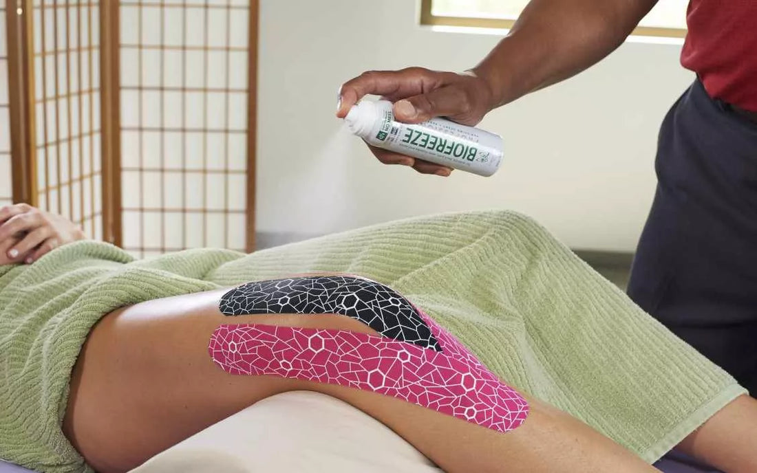 Utilice Kinesiotape y Biofreeze juntos de forma segura en 2 pasos